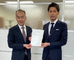 市長から山田優選手へ委嘱状が授与される様子の写真