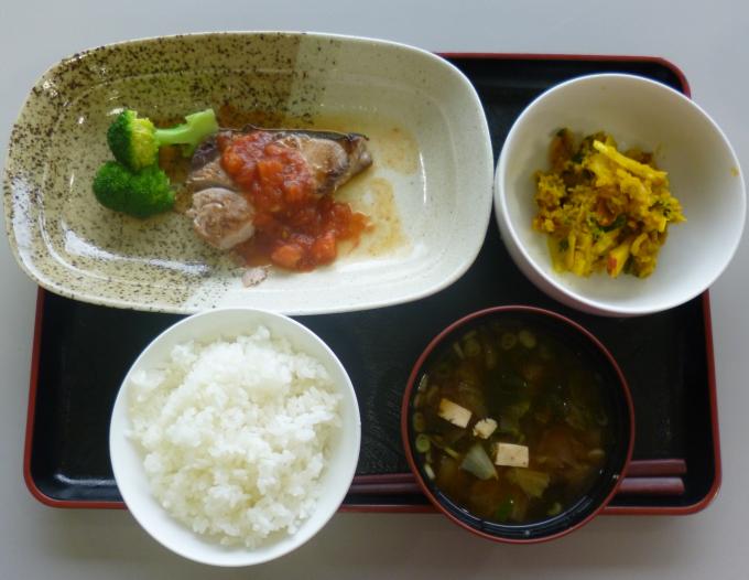 配膳されたぶりのソテートマトソースがけ、かぼちゃサラダ、白菜のみそ汁、白ごはんの写真
