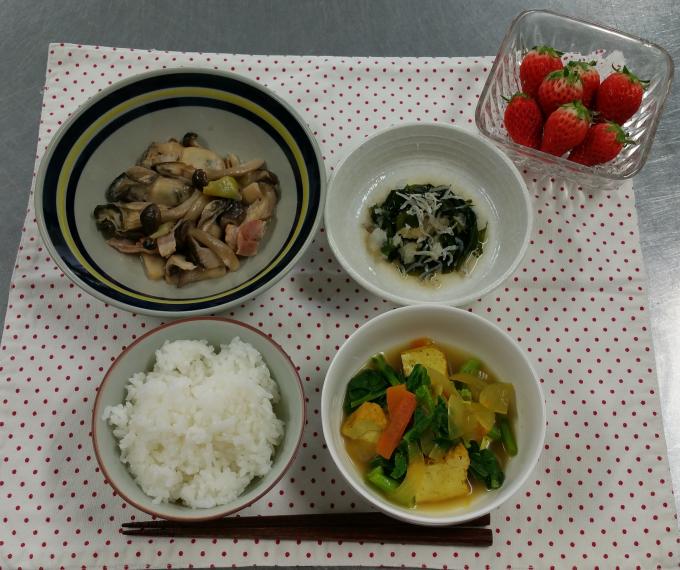 配膳されたかきときのこの酒蒸し、わかめのみぞれ和え、菜花の和風カレー煮、いちご、白ごはんの写真