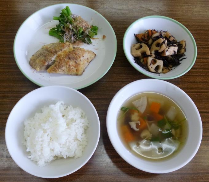 配膳されたさわらのマスタード焼き、ひじきとれんこんのごま風味煮、あられ汁、白ごはんの写真