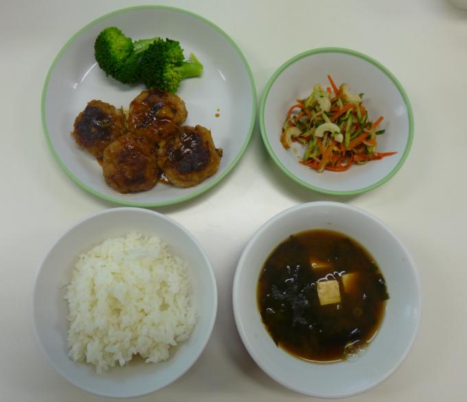 配膳された野菜たっぷり肉団子、もやしのごま和え、わかめと豆腐の味噌汁、白ごはんの写真