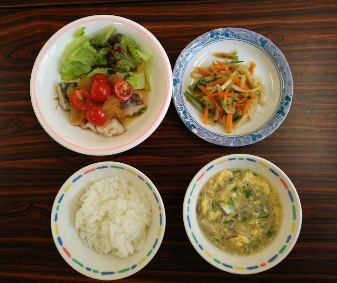 配膳されたさわらのレモン南蛮、切り干し大根のナムル、きのこスープ、白ごはんの写真