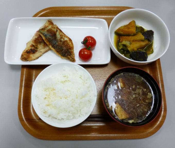 配膳されたあじの梅チーズ焼き、夏野菜の旨煮、きゅうりと厚揚げの味噌汁、白ごはんの写真
