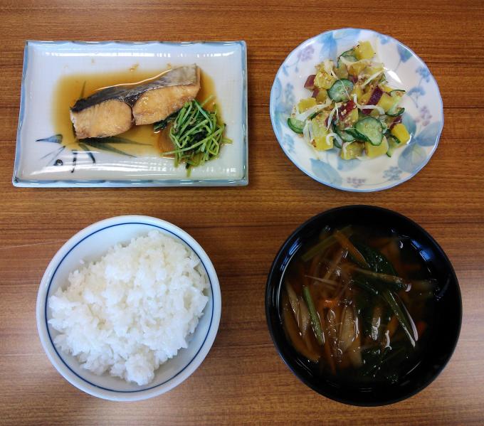 配膳されたさわらの香味煮、さつまいものサラダ、ごぼうの味噌汁、白ごはんの写真