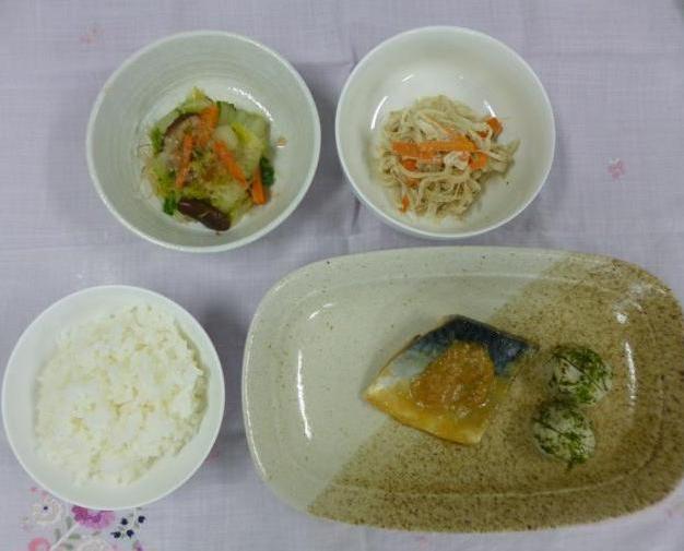 配膳されたさばの味噌煮、根菜サラダ、白菜の蒸し煮、白ごはんの写真