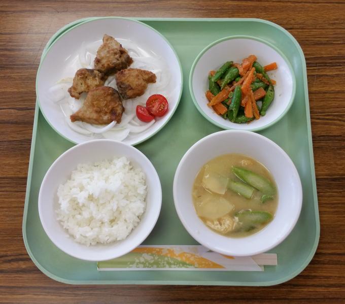 配膳されたかつお照り焼き、スナップえんどうのごま和え、じゃがいもとアスパラガスの味噌汁、白ごはんの写真