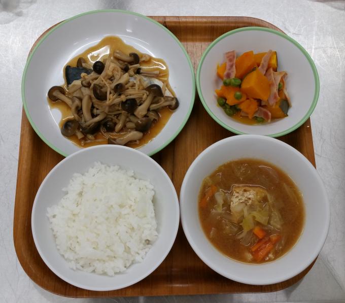 配膳されたさわらときのこの蒸し焼き、かぼちゃとグリンピースのレンジ煮、野菜たっぷり味噌汁、白ごはんの写真