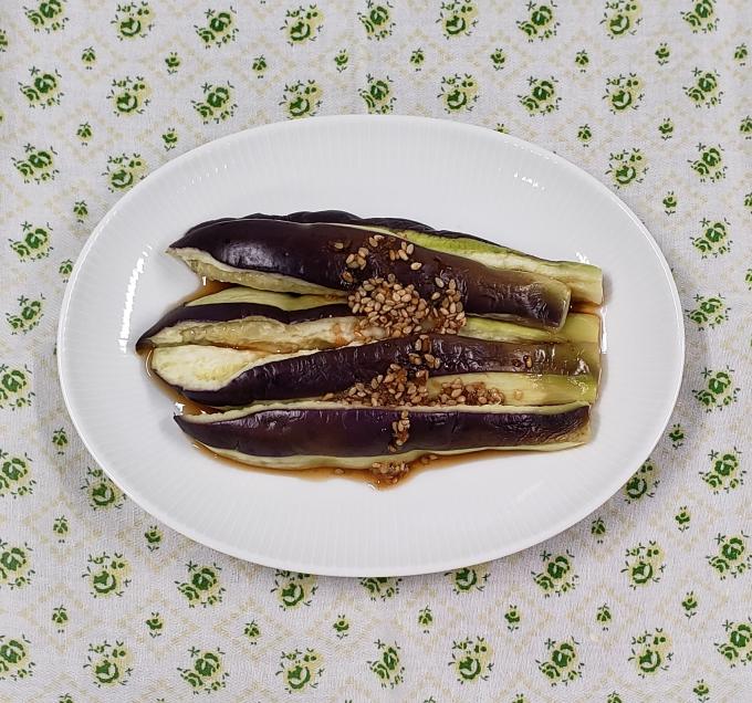 配膳された蒸しなすのごましょうがだれの写真
