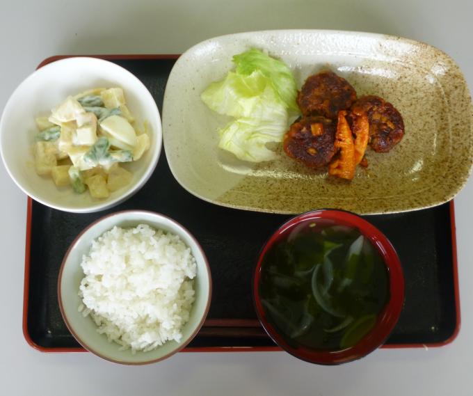 配膳されたたけのこ入り肉団子、アスパラガスのサラダ、新たまねぎとわかめのすまし汁、白ごはんの写真