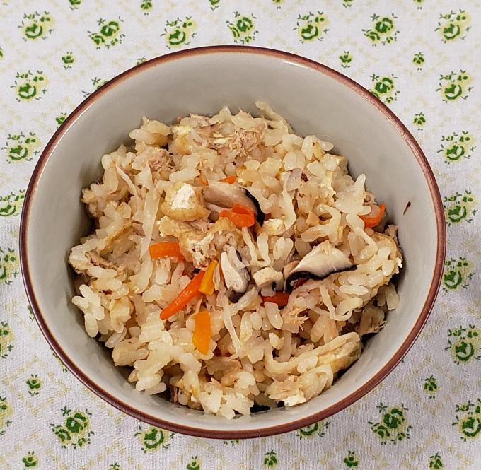 配膳されたツナとミルクの炊き込みご飯の写真