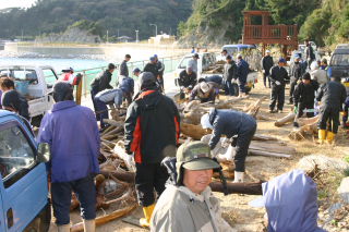 浜辺のゴミを撤去する人々