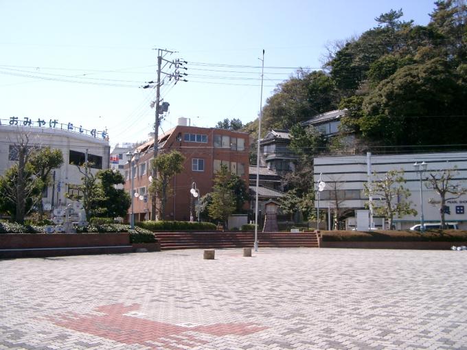 鳥羽マリンパーク、タイルのようなもので敷き詰められた広場でその側におみやげ屋が建っている写真画像