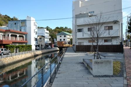住宅地の中を通る、黒い柵で囲われた土路屋河岸の写真