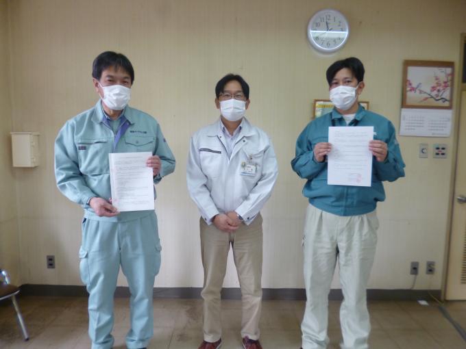 男性3人が防災協定締結し連携強化をしている画像