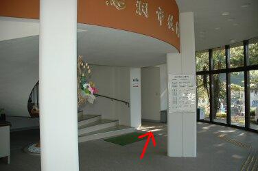 市庁舎玄関左側の入り口から入った際に見える、階段右奥のエレベータの写真