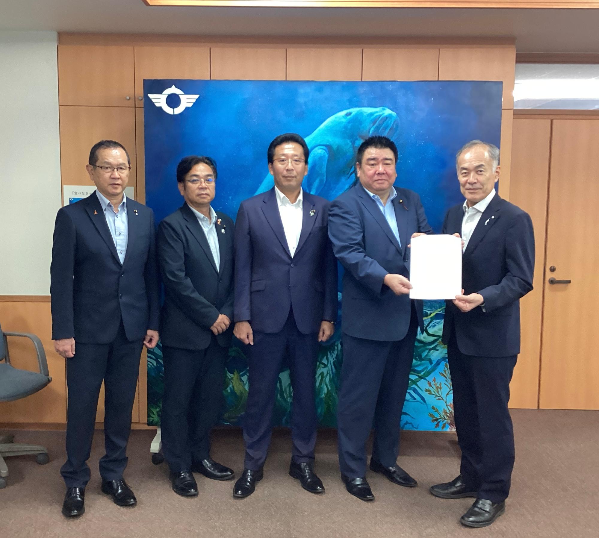 行政常任委員会提言書受け渡し