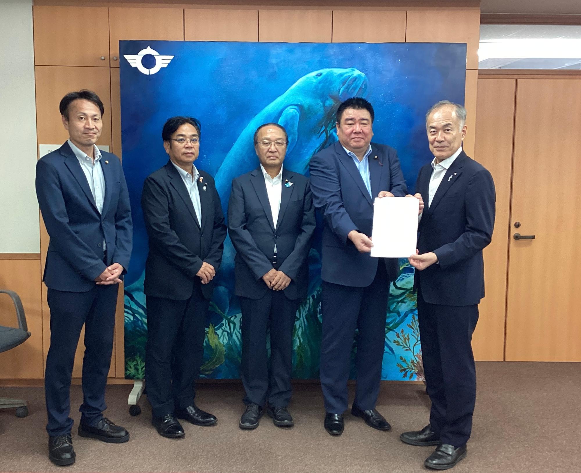 予算決算常任委員会提言書受け渡し
