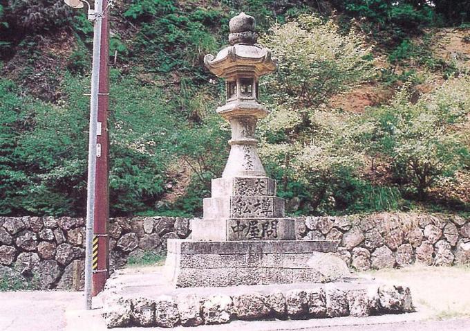 永代常夜燈大阪西宮樽船問屋中と書かれている青峯山正福寺石灯籠(一対)の写真画像