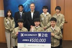 画像:鳥羽商船高等専門学校のezaki-lab(エザキラボ)と中村市長が写った記念写真