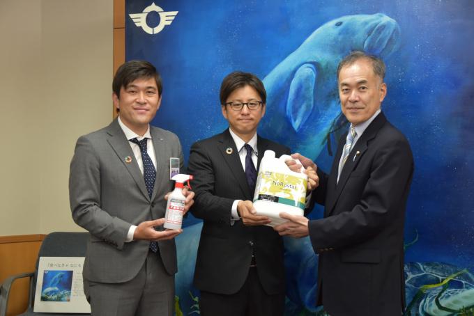 画像:鳥羽青年会議所の男性2名から中村市長へアルコール製剤が手渡されている記念写真