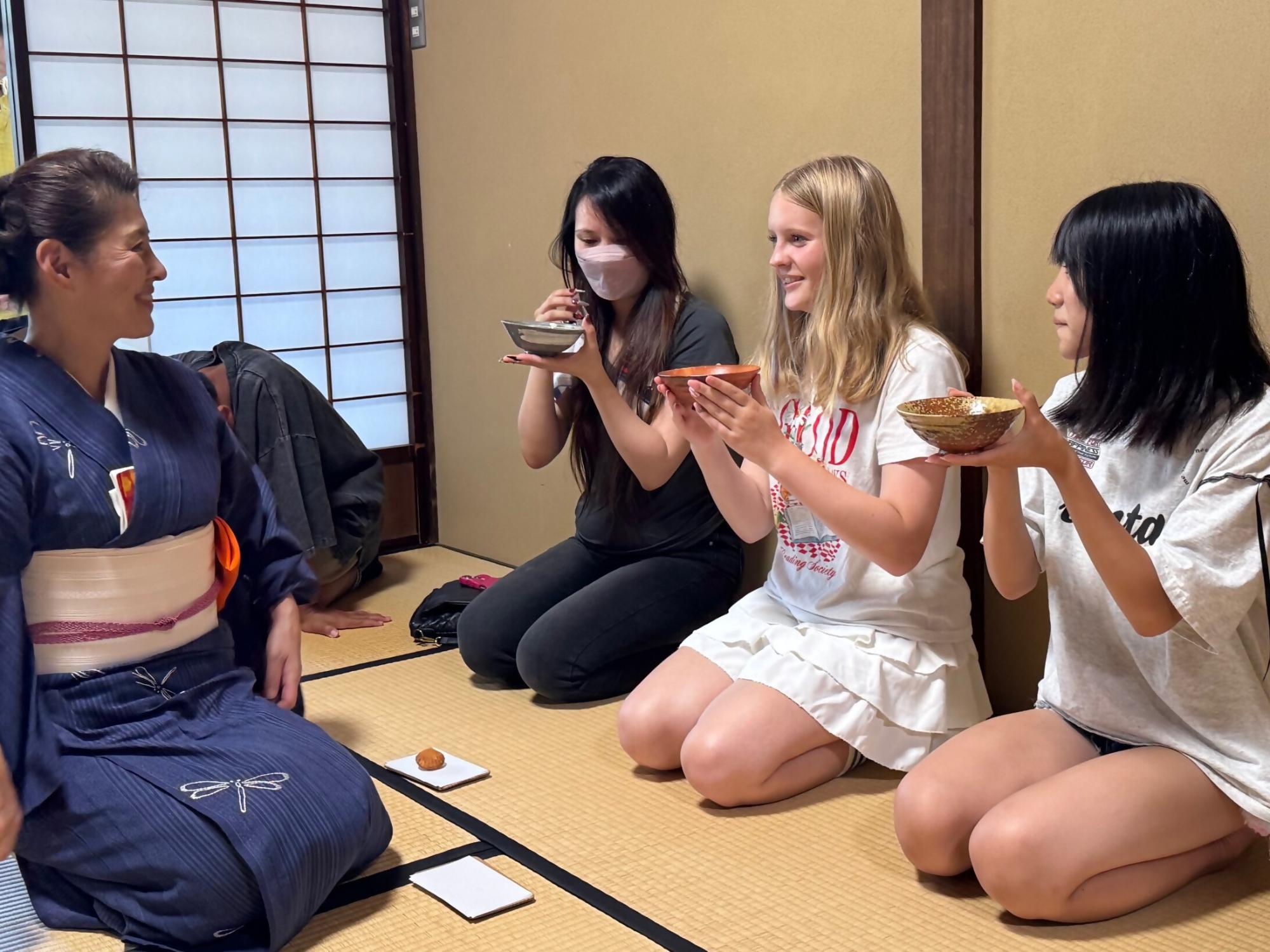 サンタバーバラ市学生らがお茶会体験をしました