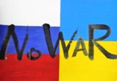 白、紫、赤、青、黄の5色の背景に、黒で大きく「No WAR」と描かれています。