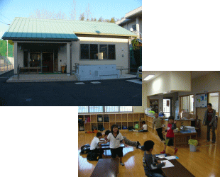 薄い緑の屋根と白い壁で出来た建物外観と、室内で机に向かい子供達が勉強をする様子の写真