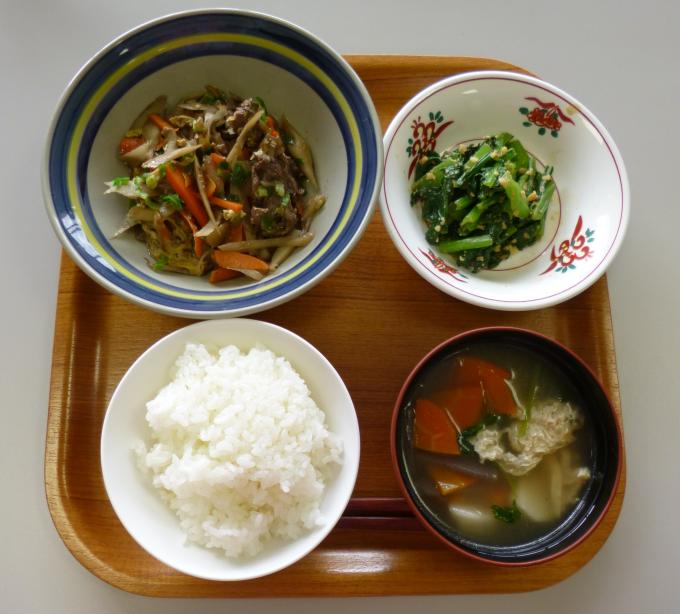 配膳された牛肉の柳川風煮、小松菜のくるみ和え、さといも汁、白ごはんの写真