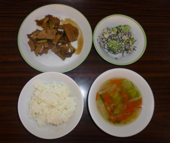 配膳されたきのこと豚肉のオイスターソース炒め、ブロッコリーとあらめの白和え、野菜の中華風スープ、白ごはんの写真