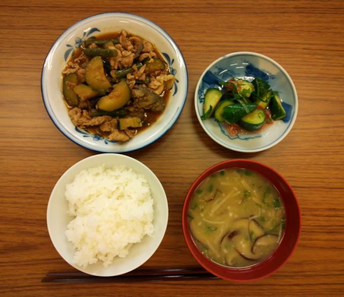 配膳された豚肉と夏野菜のごま味噌煮、きゅうりの香味漬け、中華風コーンスープ、白ごはんの写真