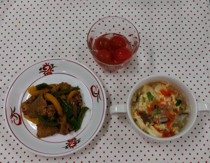 配膳された豚肉とピーマンのカレー炒め、春雨スープ、トマトのシロップ漬けの写真