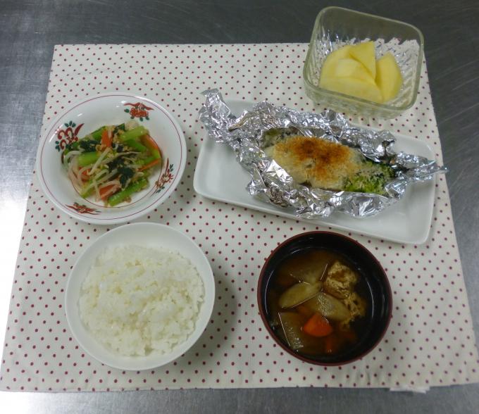 配膳されたたらのパン粉焼き、小松菜のくるみ和え、根菜の味噌汁、りんご、白ごはんの写真