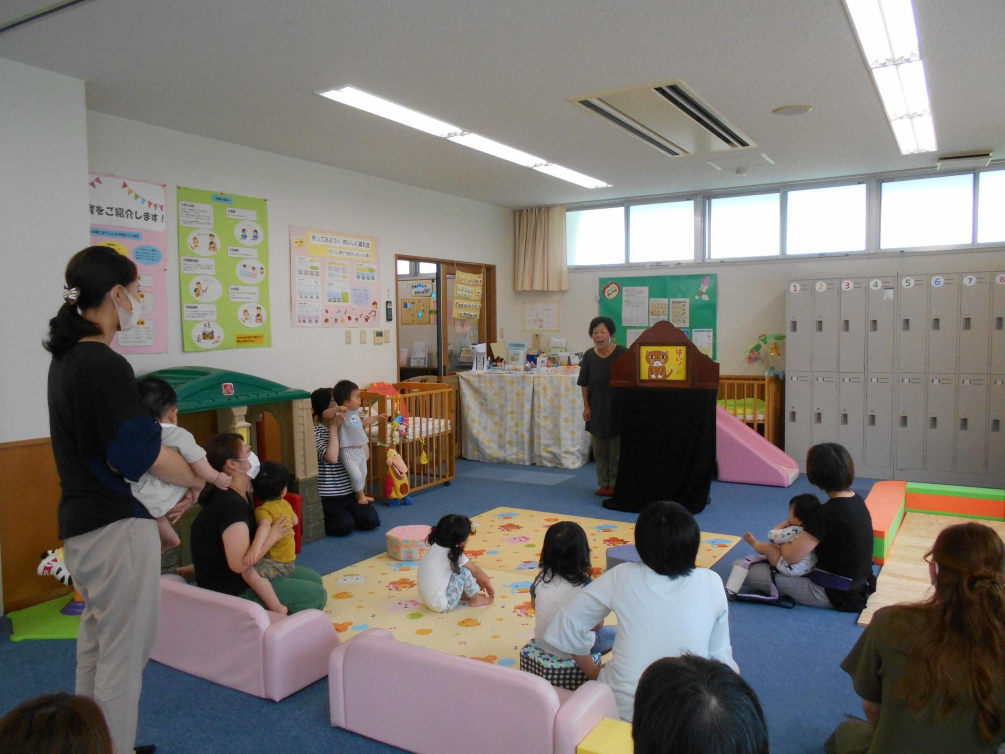 紙芝居を読む子育て支援サポーターの写真