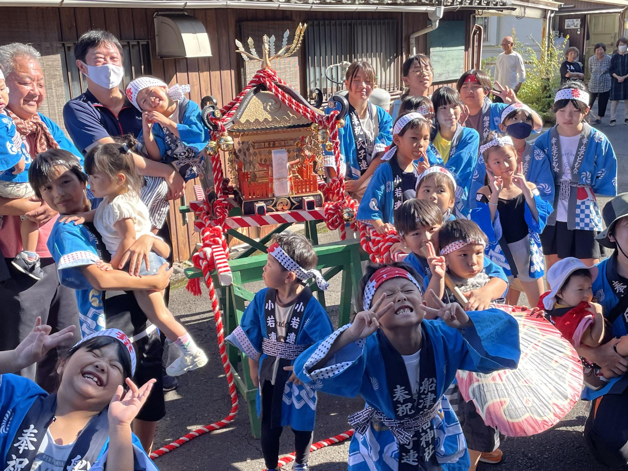 子供神輿でハイチーズ！