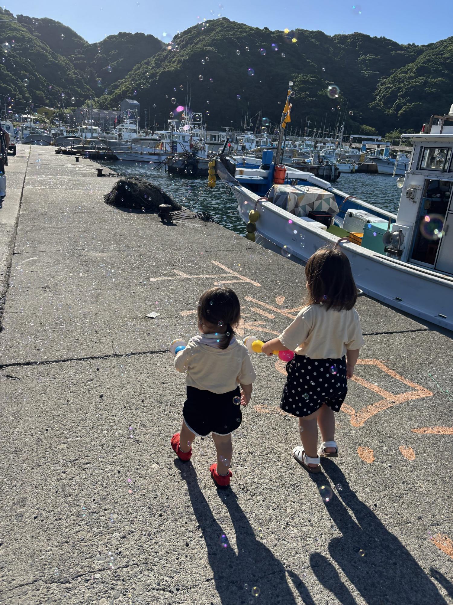 漁の見送りより、シャボン玉に夢中な娘たちと答志島の風景