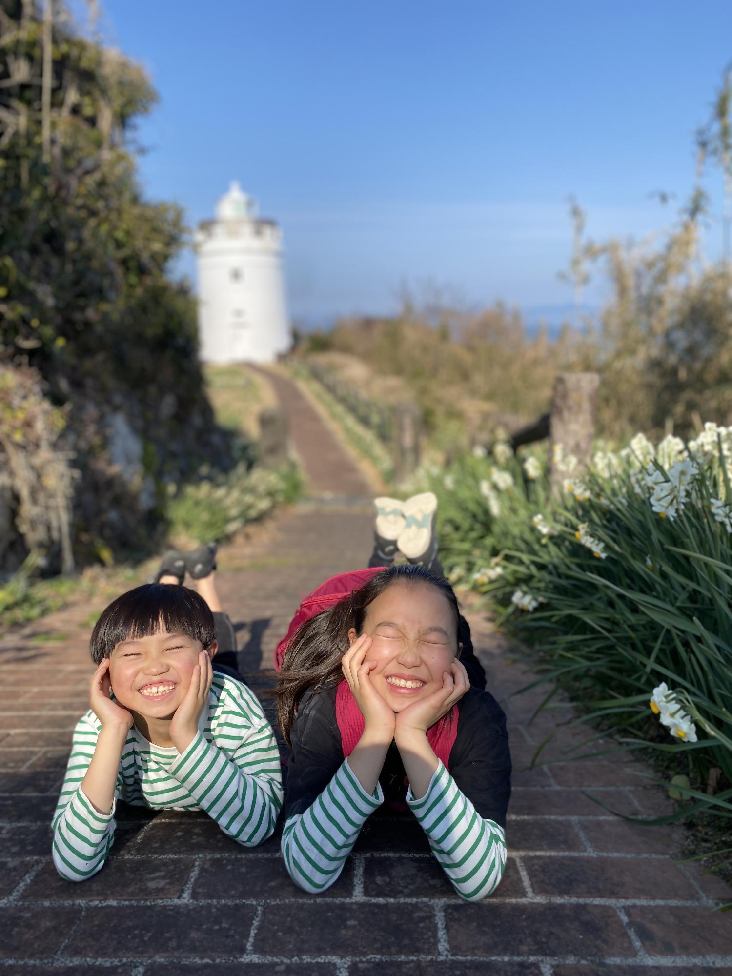 菅島灯台と水仙