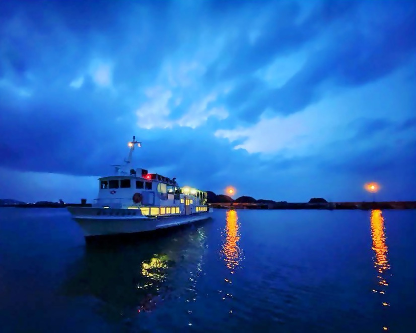 日暮れと定期船