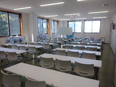 会議研修室です。50名ほどが座って講義を受けたり研修をしたりすることができます。