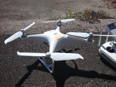 空中ドローンです。空から沿岸の様子、特に海藻の生えている場所の撮影などに使います。