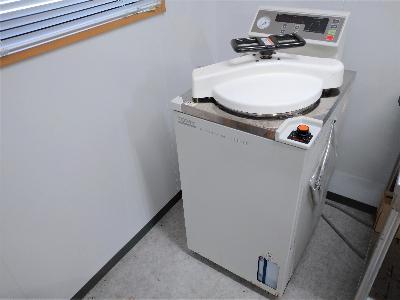オートクレーブです。大型の圧力鍋のようなもので、培養に使用する海水を滅菌するために使っています。