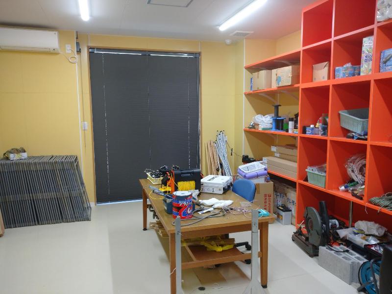 作業室です。種苗生産や研究培養などに使う資材を自分たちで工作するための部屋です。