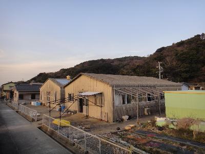坂手島にある研究所の分所です。事務棟と種苗棟の二つの建物からなっています。