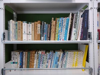 資料室です。本棚には海の生き物や環境、その測定方法、記録などと海藻の標本が収蔵してあります。