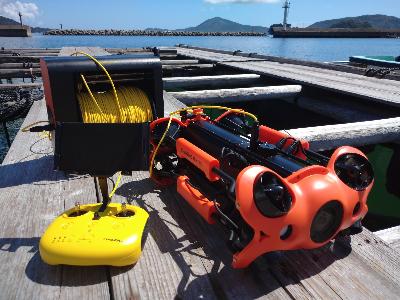 水中ドローンです。主に船上かで操作し、海底の海藻の様子などを撮影します。
