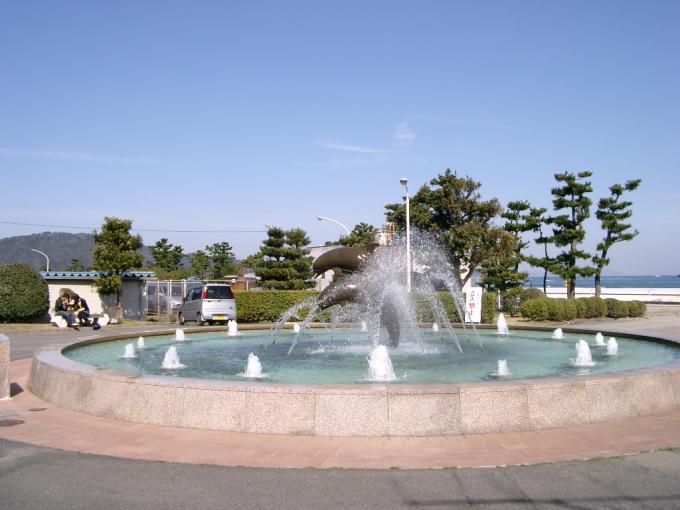 佐田浜東公園、円形の噴水から水が出ている様子の写真画像