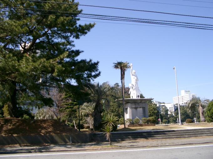 佐田浜西公園、白い海女の像が建っている写真画像