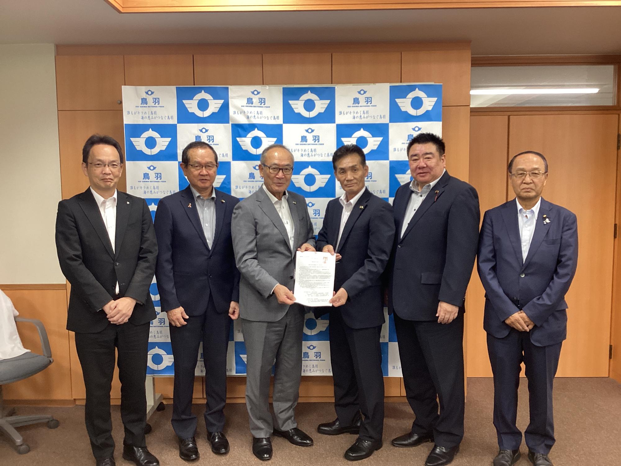 予算決算常任委員会提言書受け渡し