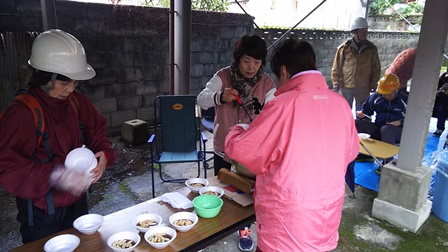 画像：炊き出し訓練で、汁物の炊き出しを器によそっている人や器を用意している人が5名ほど写っている写真