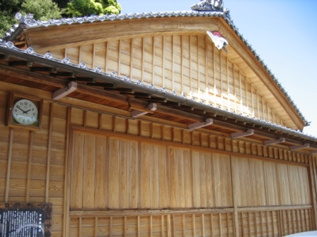 日本瓦の屋根と木の外壁の安楽島舞台の写真画像