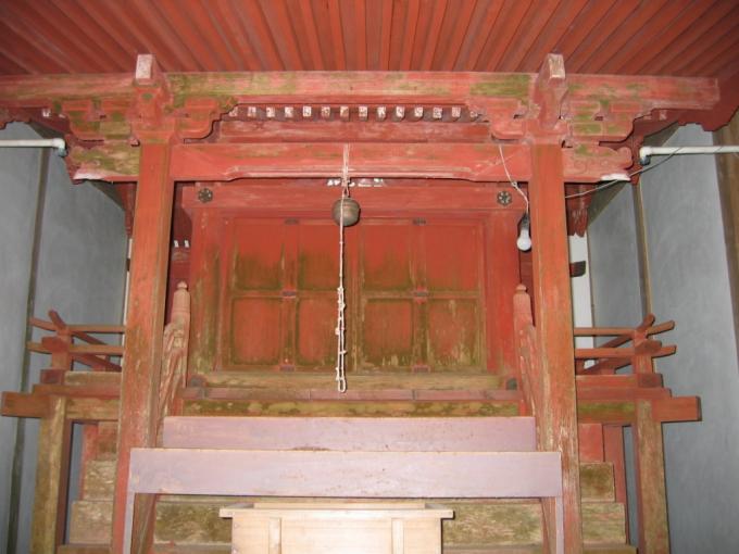 朱色に塗られており鈴のようなものが吊り下げられている庫蔵寺鎮守堂附棟札五枚の写真画像